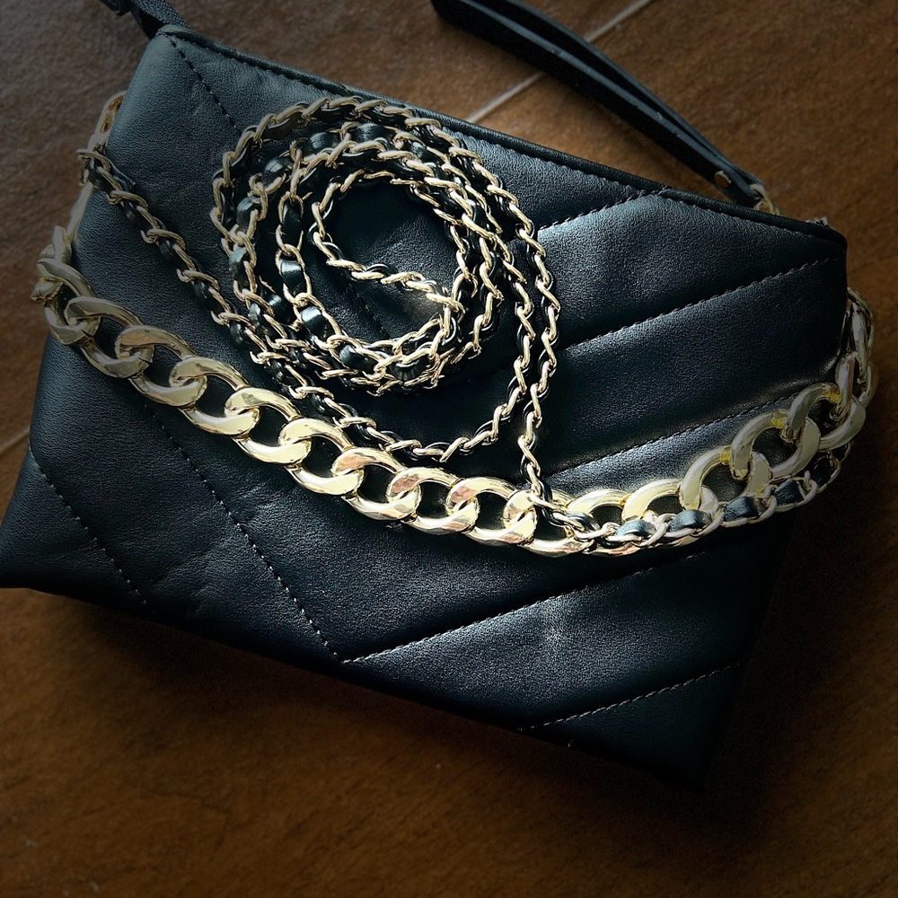 FASHION-NOVA bag, black and gold.